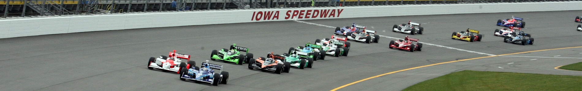 The start of the 2007 INDYCAR race at Iowa Speedway